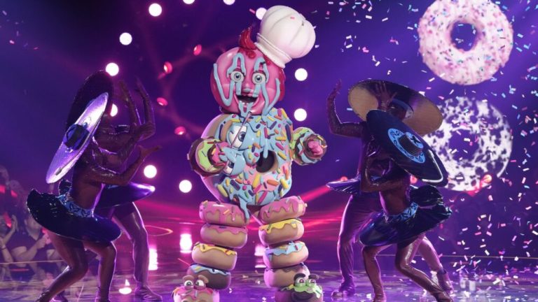  « The Masked Singer » : le chanteur légendaire de Donut, Tom Jones ?  (VIDÉO)
