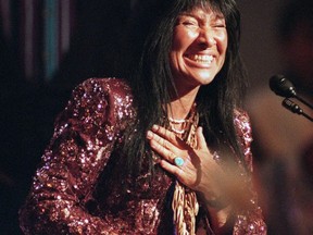 La chanteuse Buffy Sainte-Marie sourit en acceptant le prix du Temple de la renommée lors de la cérémonie des prix Juno à Hamilton, le dimanche 26 mars 1995.