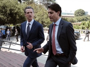 Le premier ministre Justin Trudeau, à droite, arrive avec le gouverneur de Californie Gavin Newsom avant de signer un protocole de coopération sur les changements climatiques au California Science Center, à l'extérieur du neuvième Sommet des Amériques, à Los Angeles, le jeudi 9 juin 2022. Le ministre Justin Trudeau se rend en Californie pour trois jours de réunions à la Coopération économique Asie-Pacifique à San Francisco.LA PRESSE CANADIENNE/AP, Richard Vogel