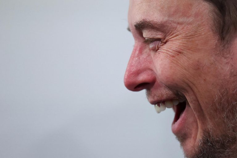 Un biopic sur Elon Musk sera réalisé par Darren Aronofsky