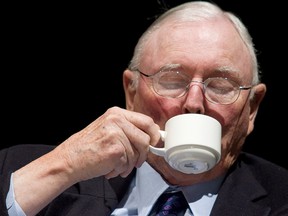 Le style direct et les connaissances approfondies de Charlie Munger ont donné lieu à des répliques pleines d'esprit qui contrastaient souvent avec le style plus folk de Warren Buffett.