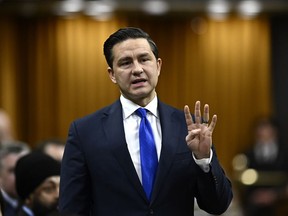 Le chef conservateur Pierre Poilievre se lève pendant la période des questions à la Chambre des communes sur la Colline du Parlement à Ottawa, le lundi 27 novembre 2023.