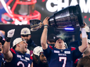 Le quart-arrière des Alouettes de Montréal Cody Fajardo (7) soulève la Coupe Grey tandis que l'arrière Alexandre Gagné (34) regarde les Alouettes célébrer leur défaite contre les Blue Bombers de Winnipeg lors de la 110e Coupe Grey de la LCF à Hamilton, en Ontario, le dimanche 19 novembre 2023. .