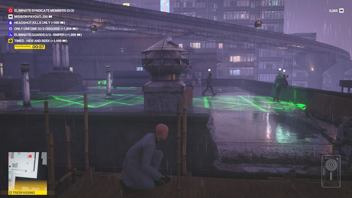 L'agent 47 est accroupi derrière un muret à Chongqing dans le mode Freelancer de Hitman World of Assassination