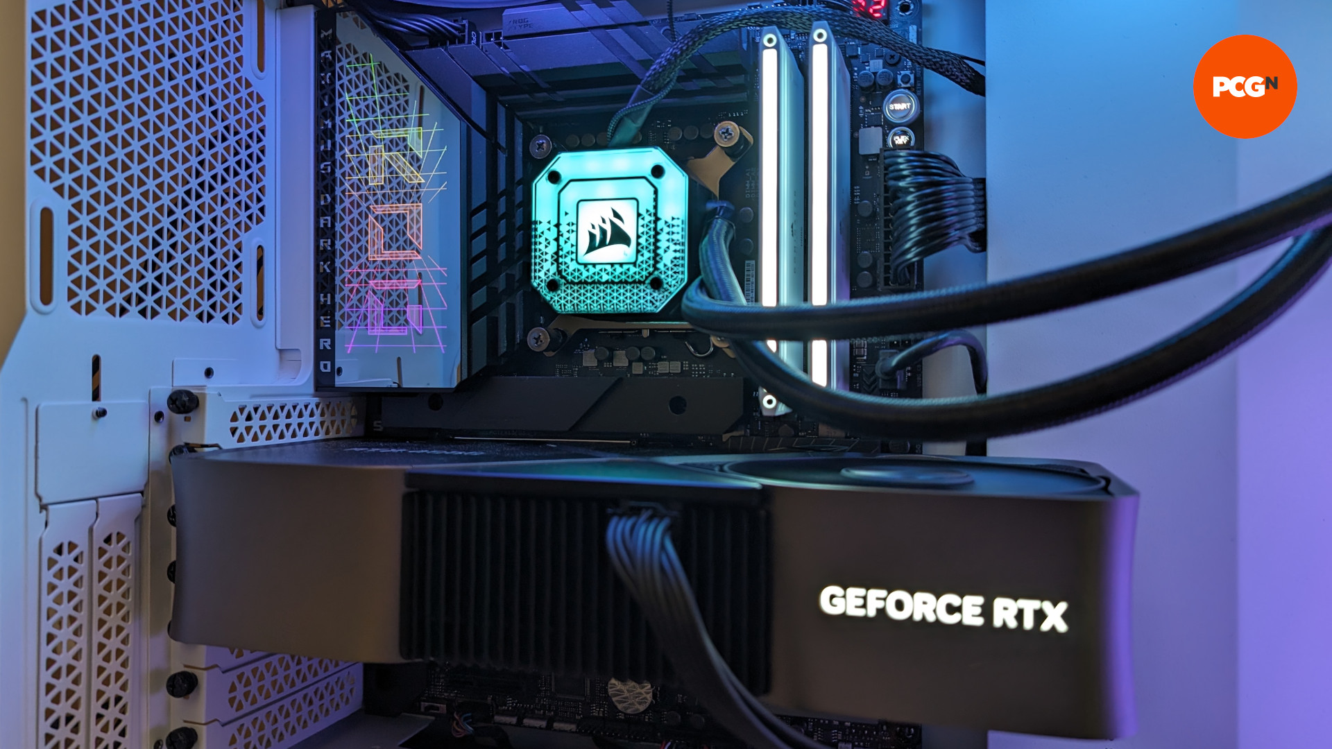 L'intérieur d'un PC de jeu, utilisant une carte mère ASUS ROG Maximus Z790 Dark Hero, un refroidisseur d'eau Corsair iCUE H150i Elite Capellix XT, de la RAM Corsair et une carte graphique Nvidia GeForce RTX 4080