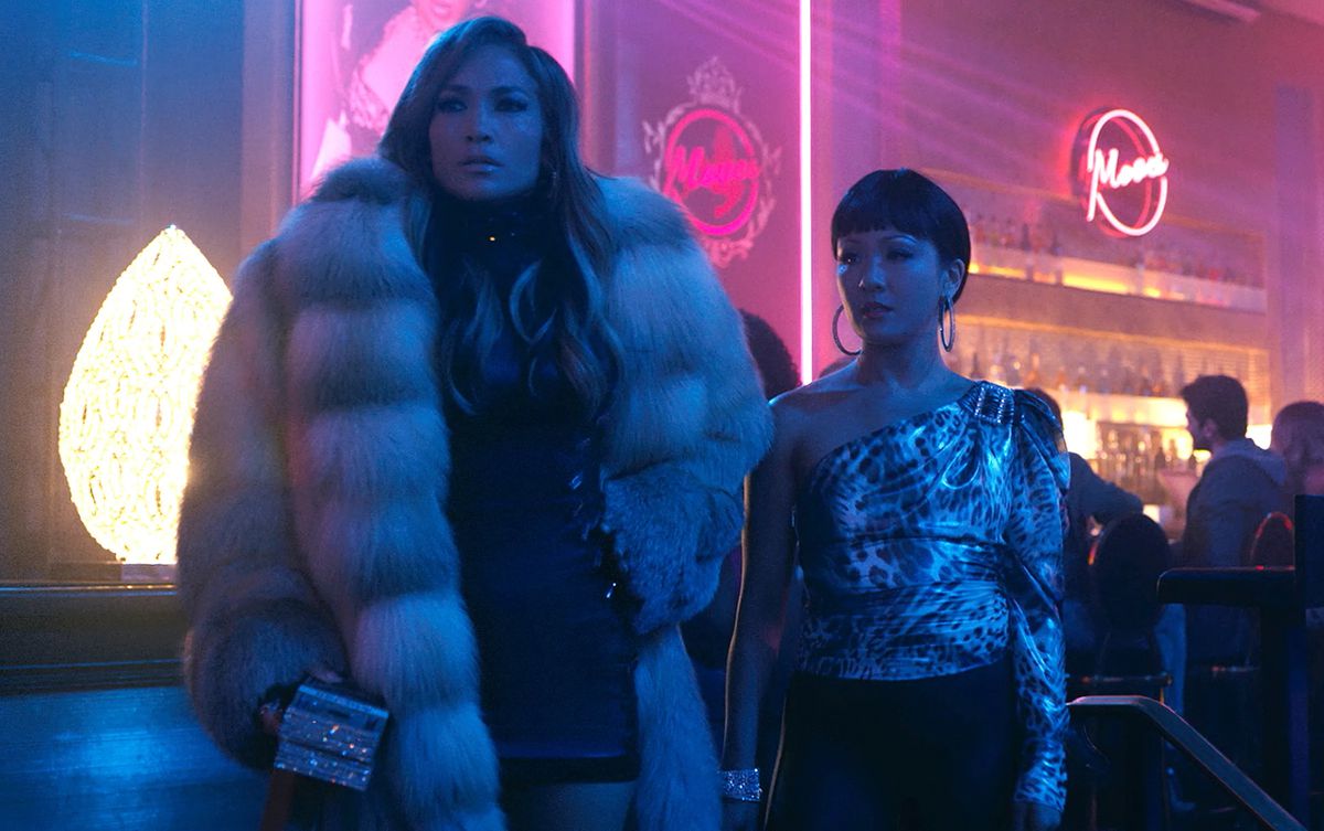 (De gauche à droite) Jennifer Lopez et Constance Wu debout dans une discothèque à Hustlers.