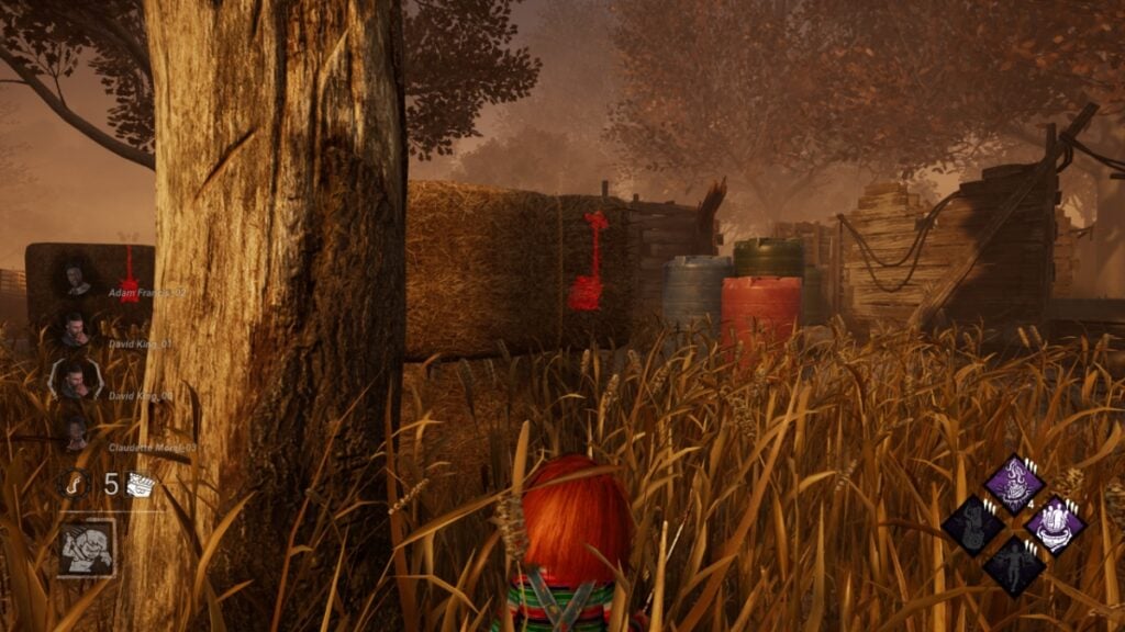 Chucky se cache et regarde autour de lui à la troisième personne dans Dead by Daylight