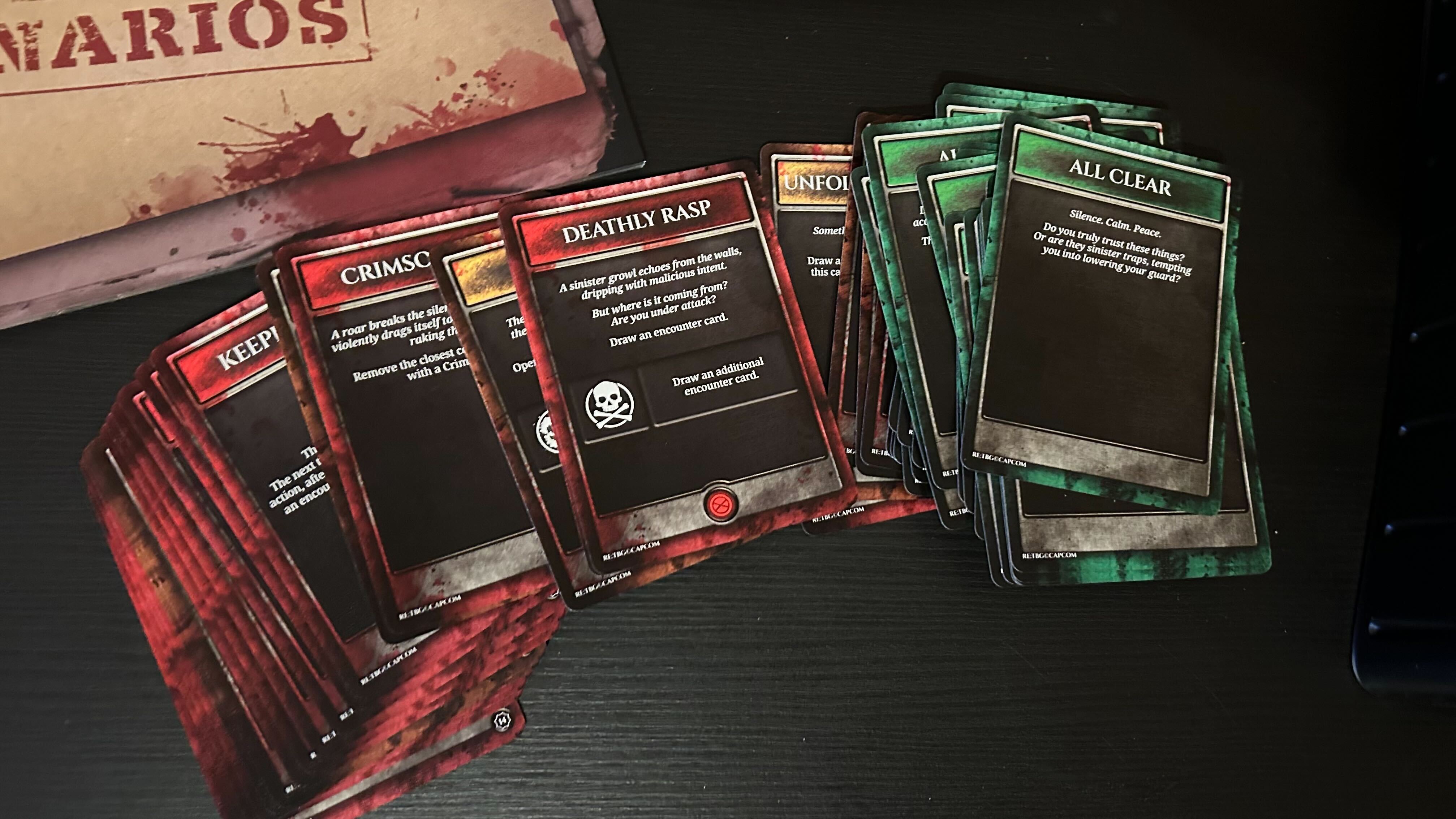 Cartes Resident Evil Tension Deck étalées sur une table noire