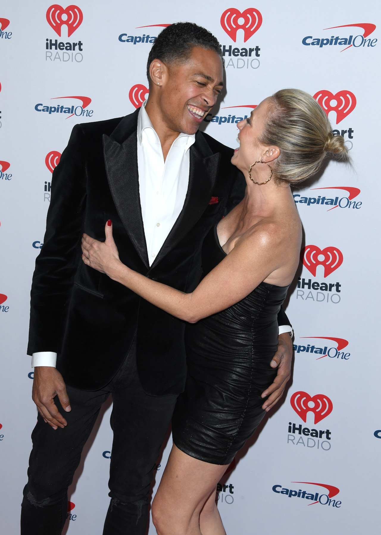 INGLEWOOD, CALIFORNIE - 01 DÉCEMBRE : TJ Holmes, Amy Robach arrive au iHeartRadio Jingle ball 2023 de KIIS FM présenté par Capital One au Kia Forum le 01 décembre 2023 à Inglewood, Californie.