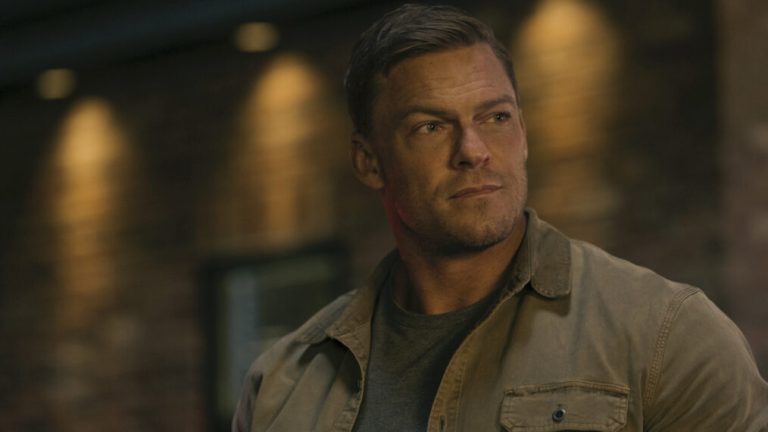 Alan Ritchson as Jack Reacher in 