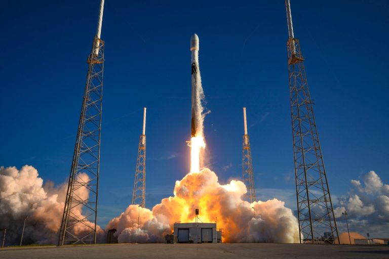 Amazon signe un accord de 3 lancements avec SpaceX pour la constellation Internet par satellite du projet Kuiper