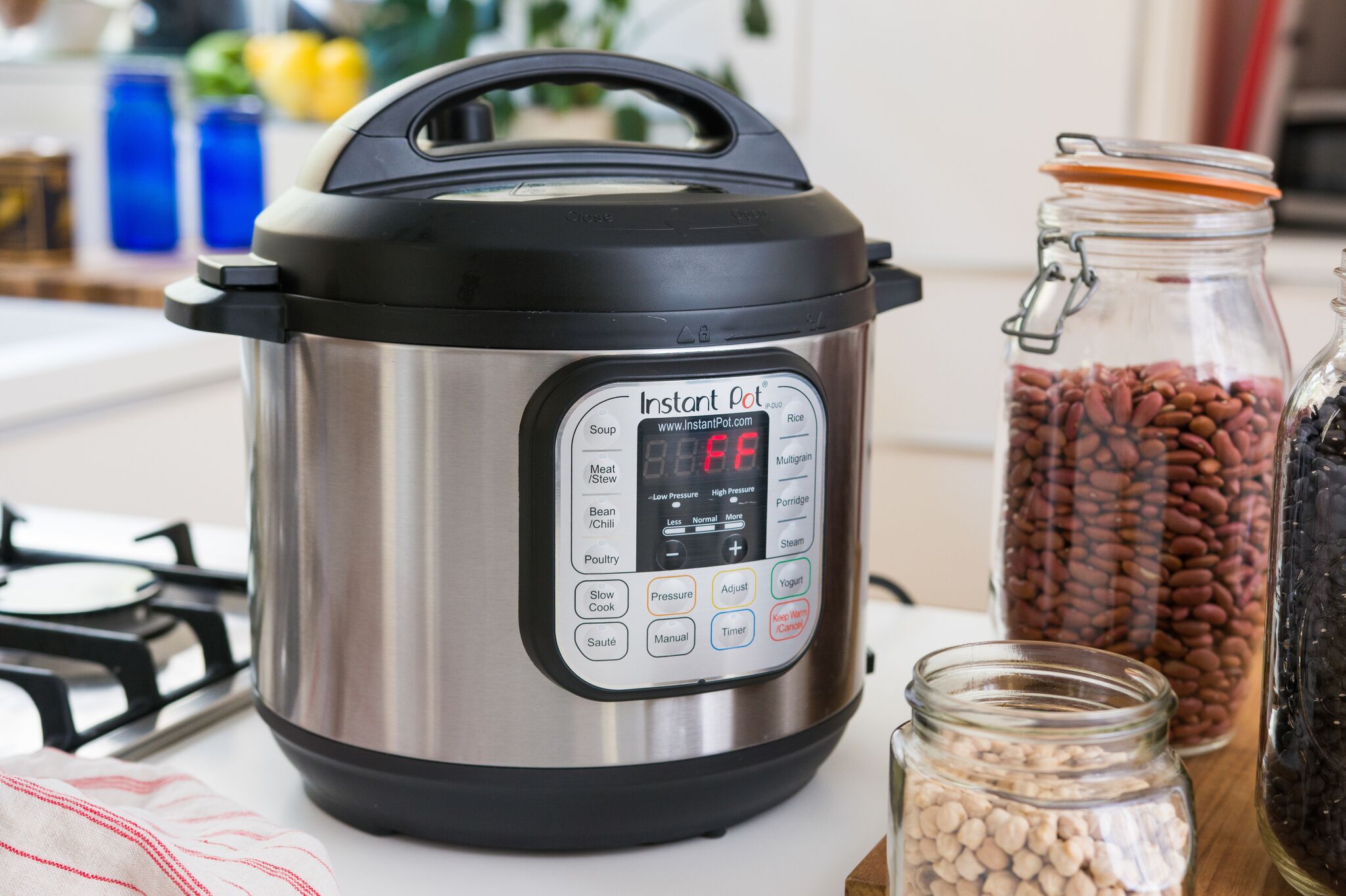 Un Instant Pot posé sur un comptoir