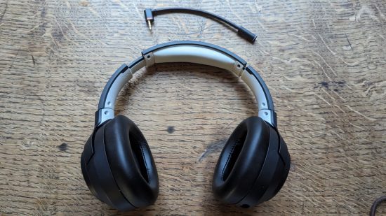 Test du LucidSound LS100X : un casque de jeu noir posé sur une table en bois.