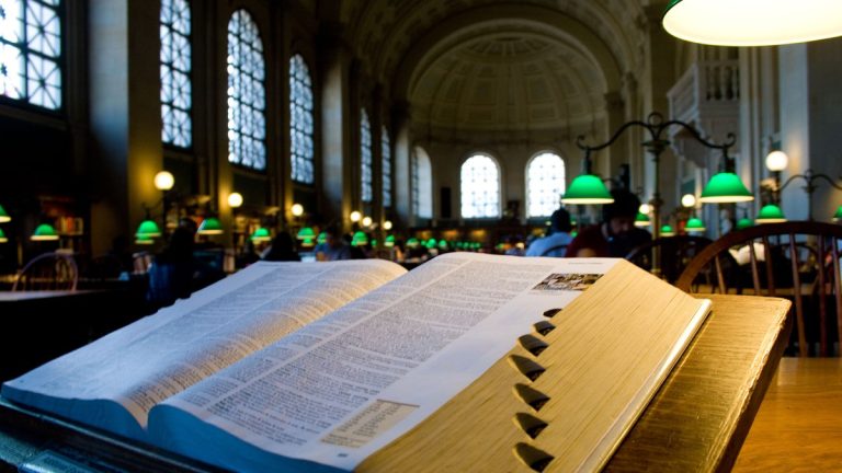 L’IA envahit les listes des « mots de l’année » à Oxford, Cambridge et Merriam-Webster