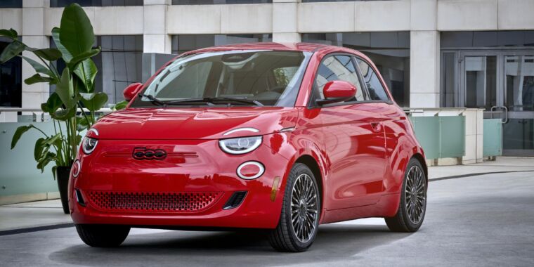 Vous voulez un petit véhicule électrique bon marché ?  La Fiat 500e arrive aux États-Unis en 2024