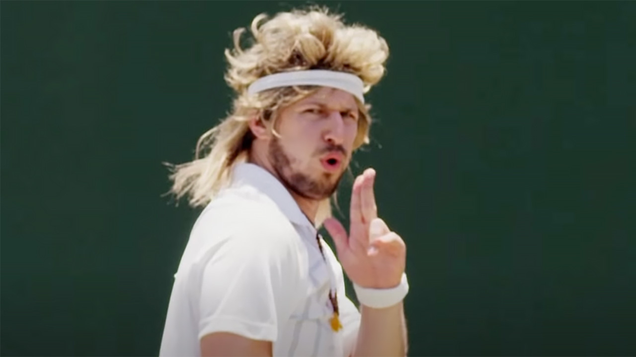 Capture d'écran de la scène d'Andy Samberg jouant au tennis dans 7 Days In Hell.