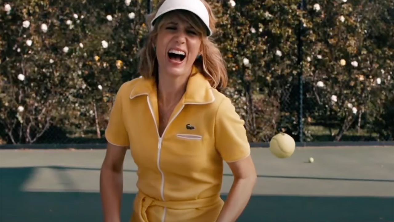 Kristen Wiig se fait frapper avec une balle de tennis dans Bridesmaids.