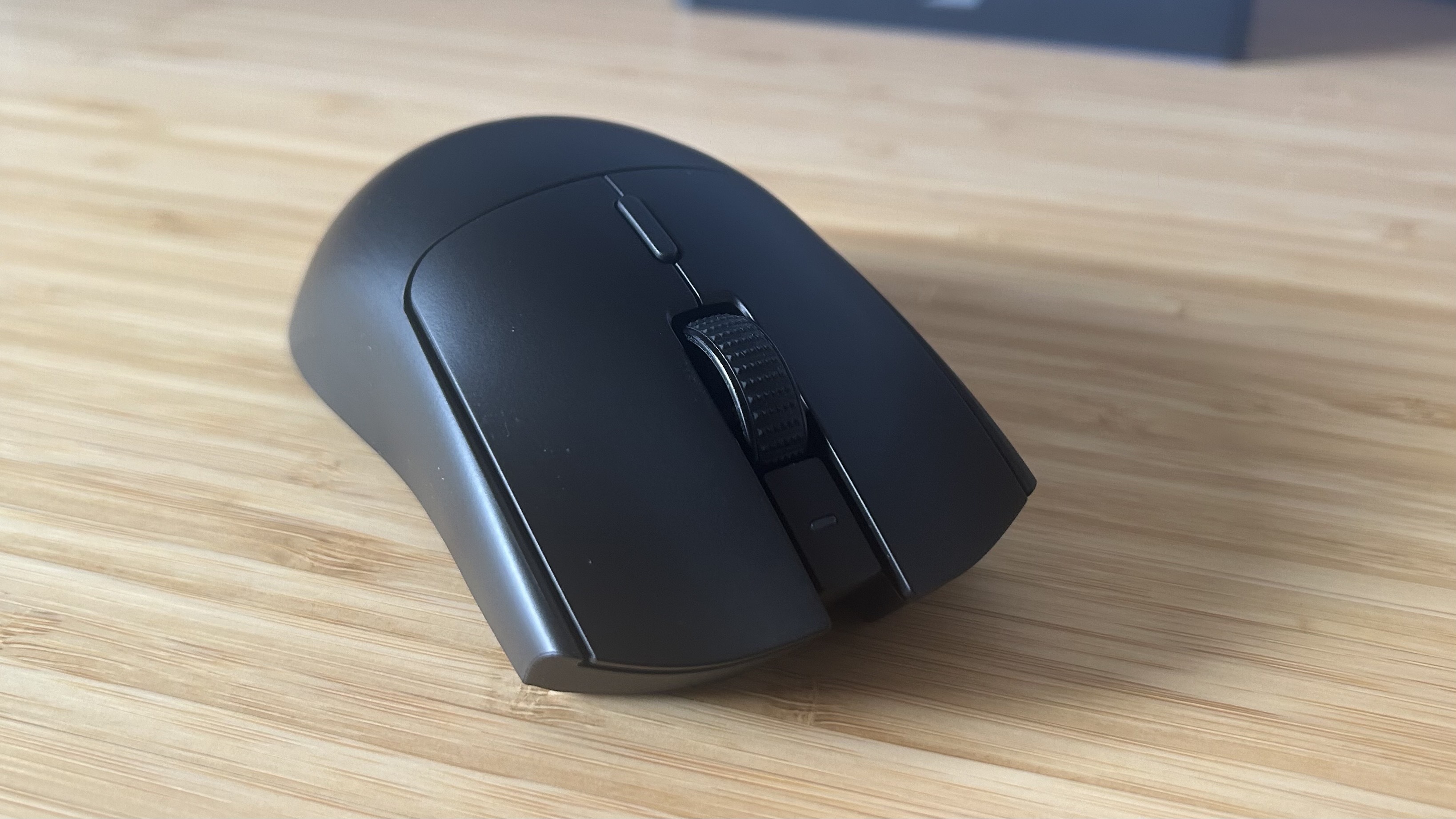 La souris principale Razer Viper V3 Hyperspeed clique en gros plan sur un bureau en bois