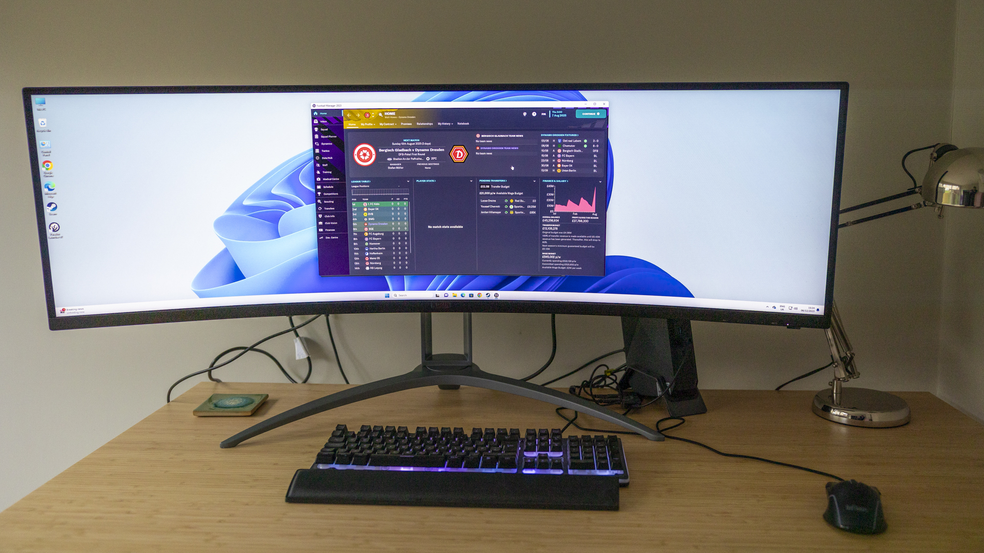 Le moniteur AOC Agon AG493UCX2 sur un bureau en bambou