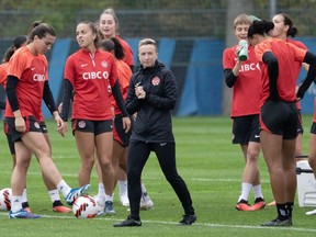 L'entraîneur-chef de l'équipe nationale de soccer féminin du Canada, Bev Priestman, au centre, dirige l'entraînement de l'équipe le jeudi 26 octobre 2023 à Montréal.  Une année difficile pour l'équipe féminine canadienne s'est terminée par une victoire réconfortante mardi, avec des adieux enthousiastes à Christine Sinclair et à ses compatriotes vétérans Sophie Schmidt et Erin McLeod.  Priestman peut désormais se tourner vers la Gold Cup de la CONCACAF et les Jeux olympiques de Paris.