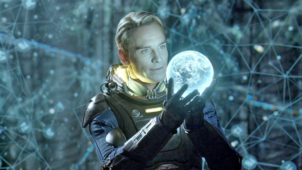 Michael Fassbender dans le rôle de l'androïde David tenant un globe terrestre holographique dans Prométhée.