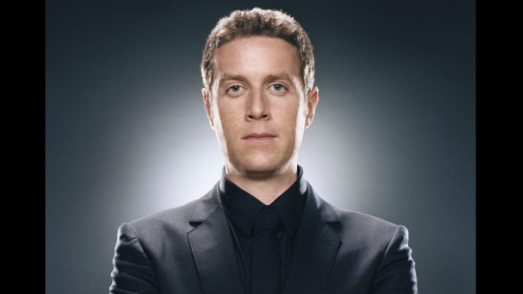 Geoff Keighley posant