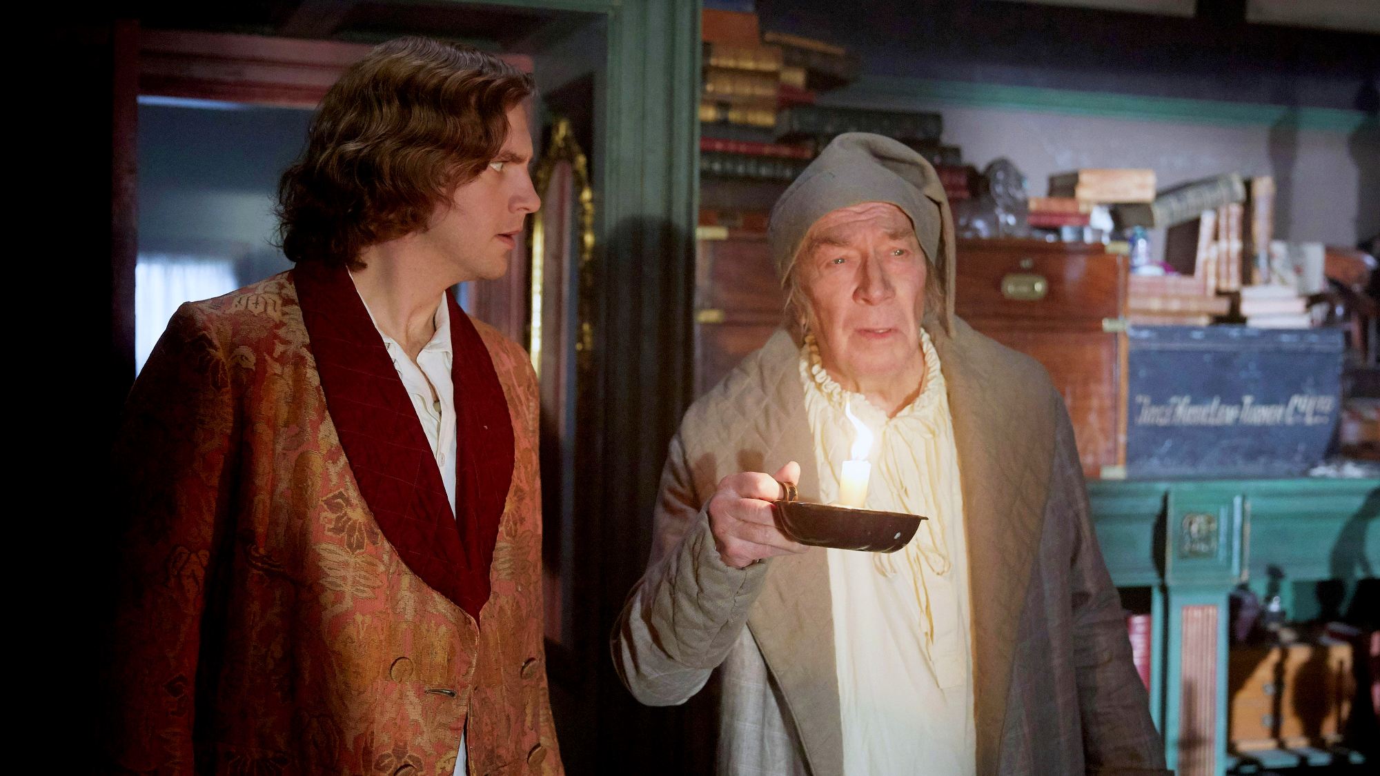 Dan Stevens, dans le rôle de Charles Dickens, Christopher Plummer, dans le rôle d'Ebenezer Scrooge dans L'Homme qui a inventé Noël