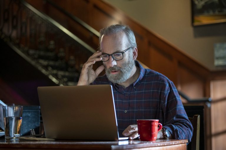  Lucky Hank : annulé par AMC ;  La série comique et dramatique de Bob Odenkirk ne revient pas pour la saison deux
