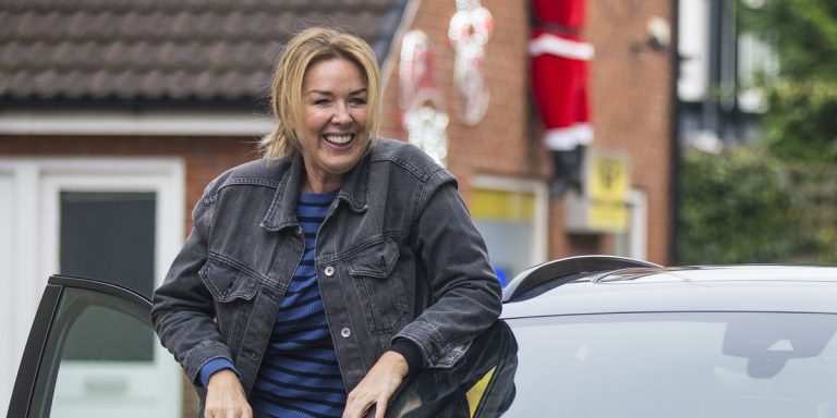 La star de Coronation Street, Claire Sweeney, promet une nouvelle équipe à Cassie Plummer
