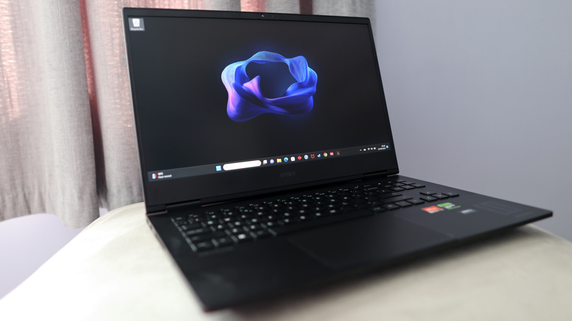 Le HP Omen 16 (2023) repose sur une surface molle