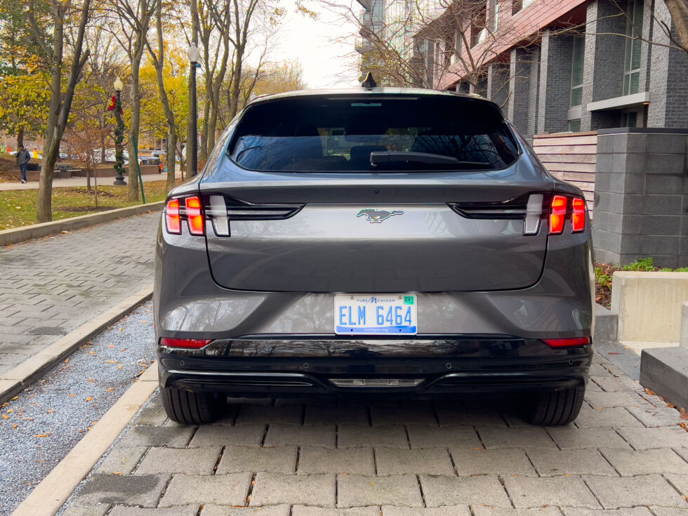 Les feux arrière indiquent Mustang, mais la largeur et la hauteur de la voiture indiquent un crossover.