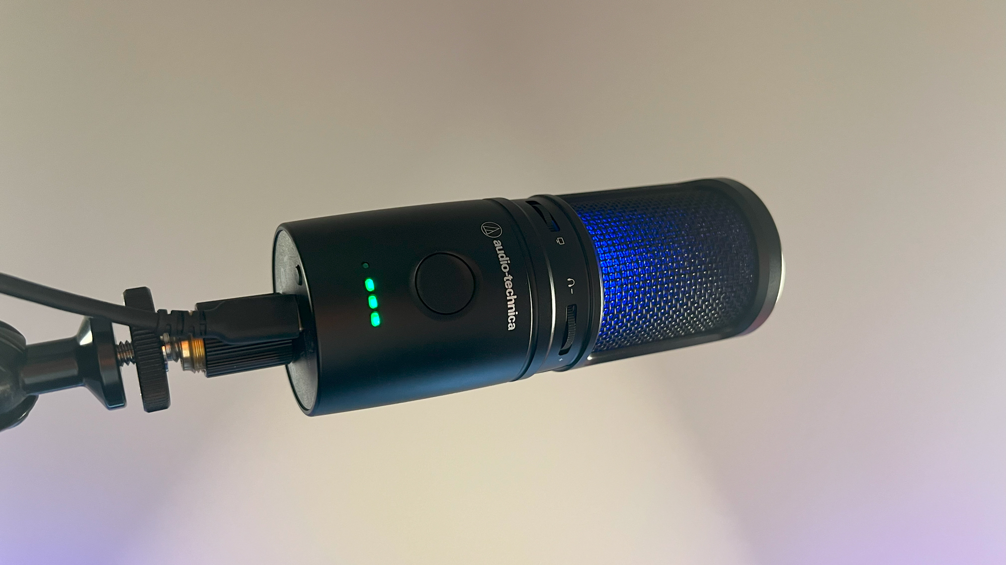 Lampes opératoires d'Audio-Technica AT2020USB-XP, dont une lumière RVB bleue à travers sa grille