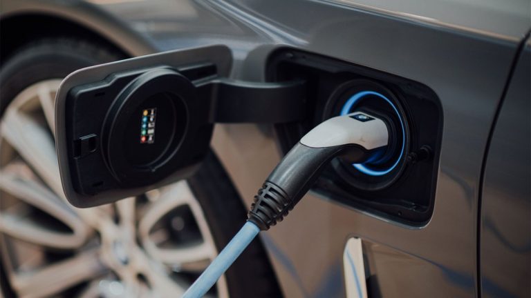 Les ventes de véhicules électriques sont florissantes.  Voici comment les États-Unis peuvent rester dans la course