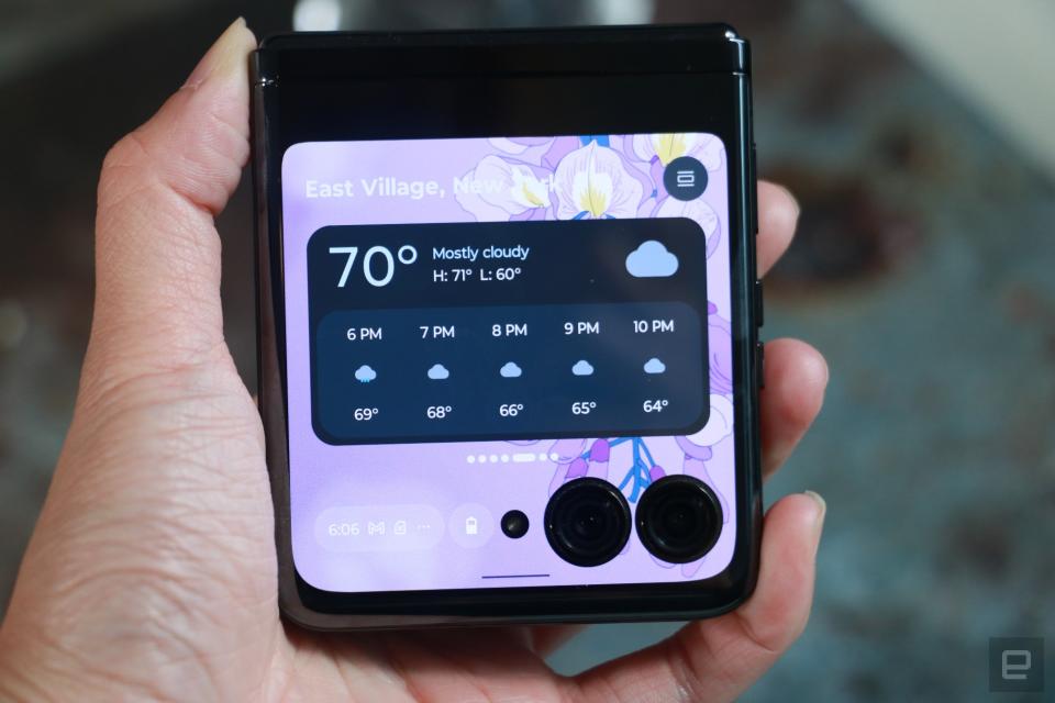 Le Motorola Razr+ s'est replié et est resté en l'air, avec un widget météo affiché sur son écran externe.