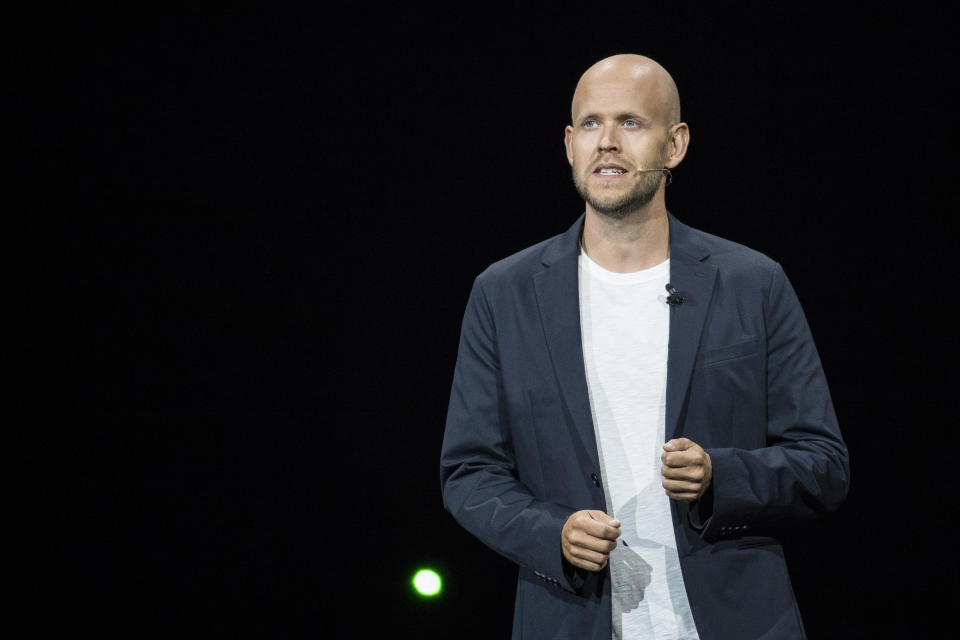 NEW YORK, NY - 9 AOÛT : Daniel Ek, directeur général de Spotify, parle d'un partenariat entre Samsung et Spotify lors d'un événement de lancement de produit au Barclays Center, le 9 août 2018 dans le quartier de Brooklyn à New York.  Le nouveau smartphone Galaxy Note 9 sera mis en vente le 24 août. (Photo de Drew Angerer/Getty Images)