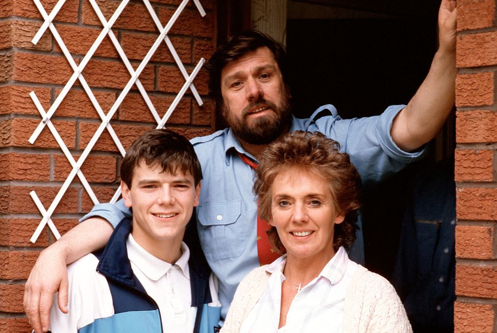 Simon O'Brien dans le rôle de Damon Grant, Ricky Tomlinson dans le rôle de Bobby Grant et Sue Johnson dans le rôle de Sheila Grant, Brookside