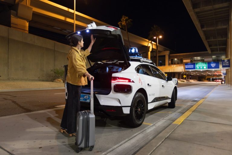 Waymo lance un robot-taxi en bordure de rue à l’aéroport de Phoenix