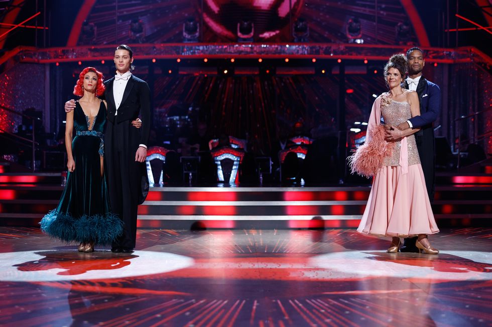 strictement venez danser 2023,10 12 2023,tx12 résultats show,bobby brasier et dianne buswell annabel croft et johannes radebe,pas pour publication avant 20h00, dimanche 10 décembre 2023,bbc,guy levy