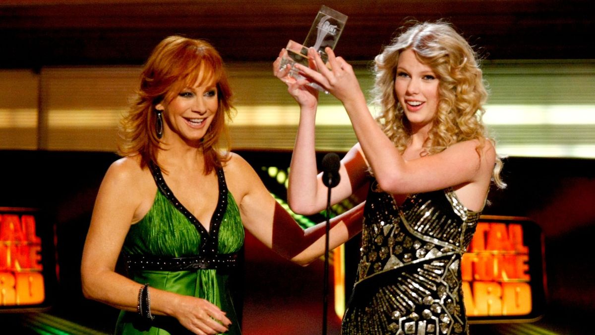 LAS VEGAS - APRIL 05: Host Reba McEntire with musician/singer Taylor Swift as she accepts the Crystal Milestone Award onstage during the 44th annual Academy Of Country Music Awards held at the MGM Grand on April 5, 2009 in Las Vegas, Nevada. 