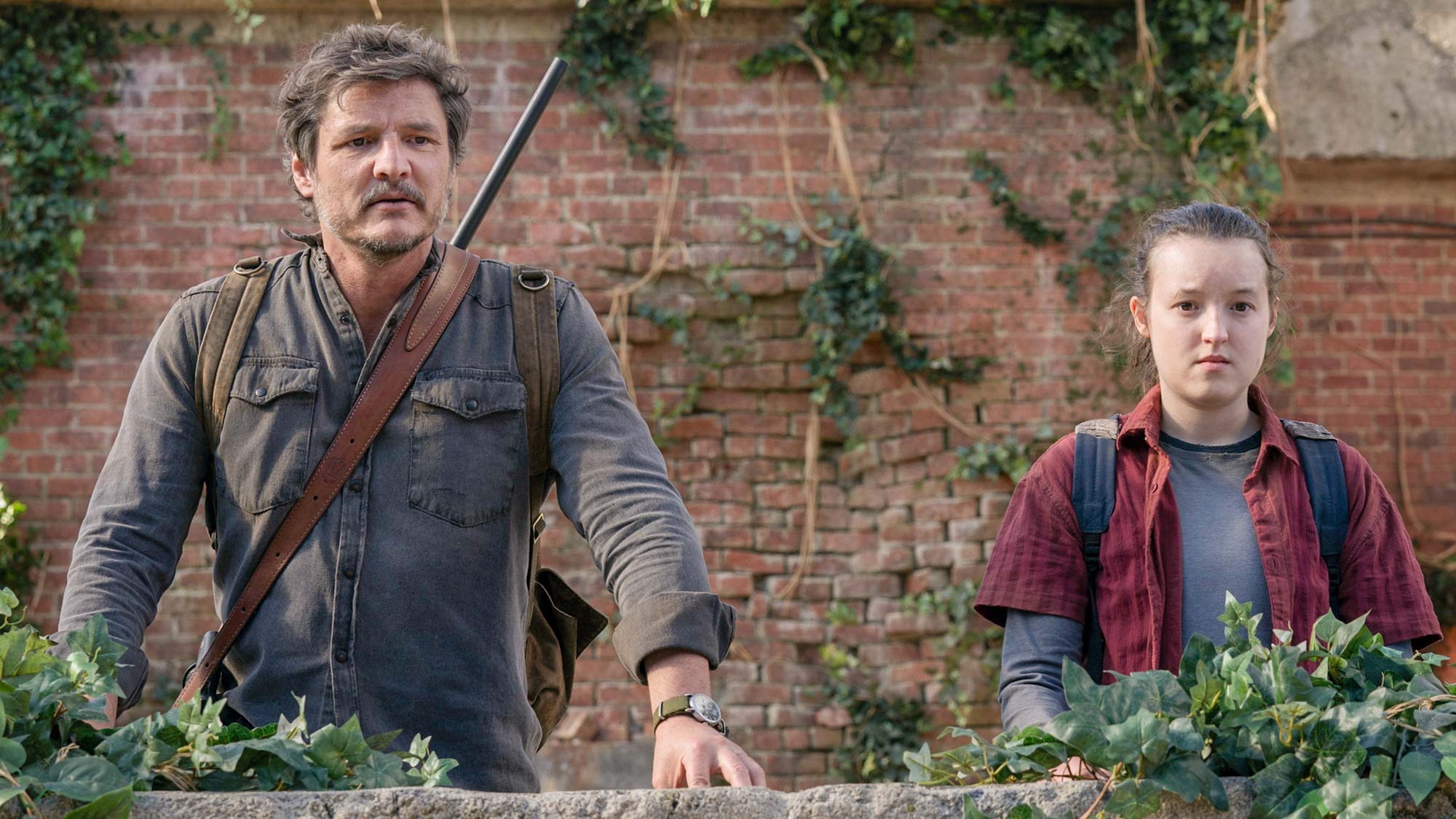 Pedro Pascal dans le rôle de Joel et Bella Ramsay dans le rôle d'Ellie dans The Last of Us