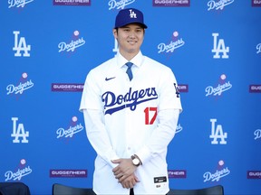 Shohei Ohtani est présenté par les Dodgers de Los Angeles au Dodger Stadium le 14 décembre 2023 à Los Angeles, en Californie.