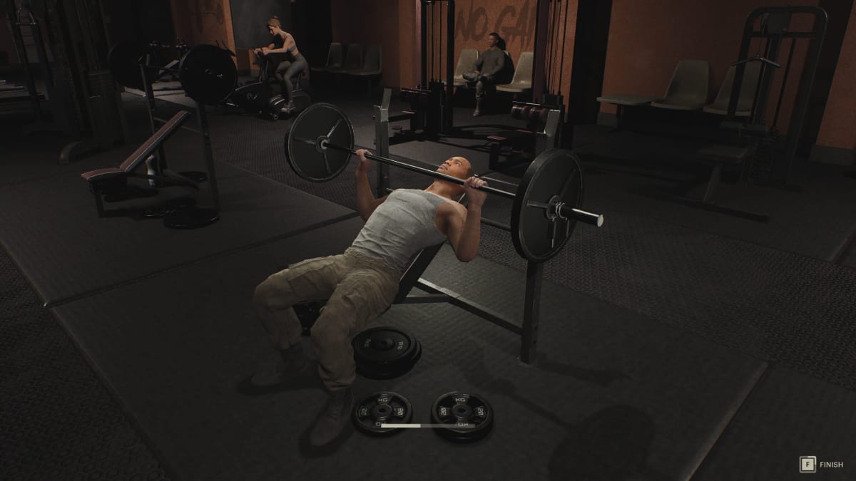 un gars qui fait du développé couché la veille de la salle de sport