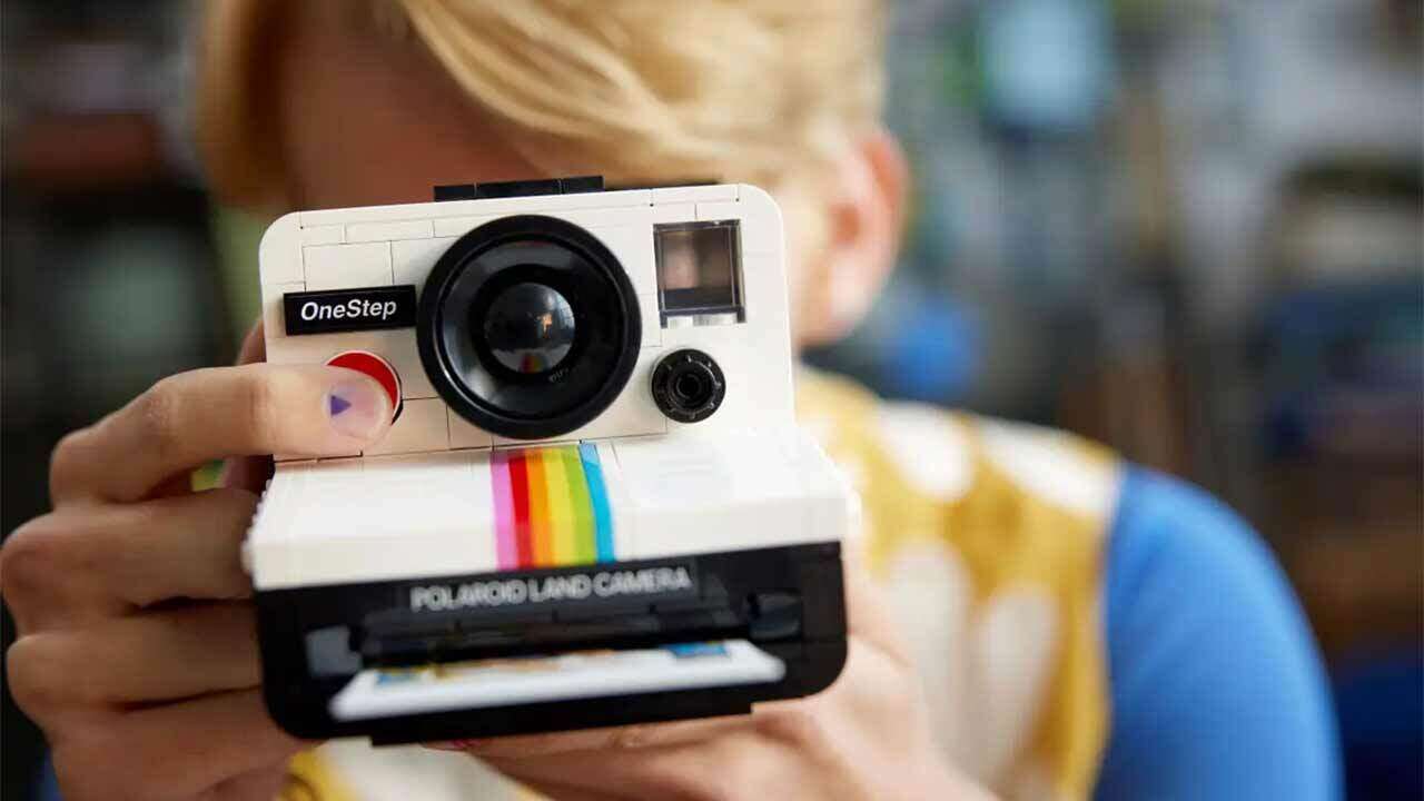 Le nouvel ensemble de Lego recrée l'appareil photo Polaroid emblématique
