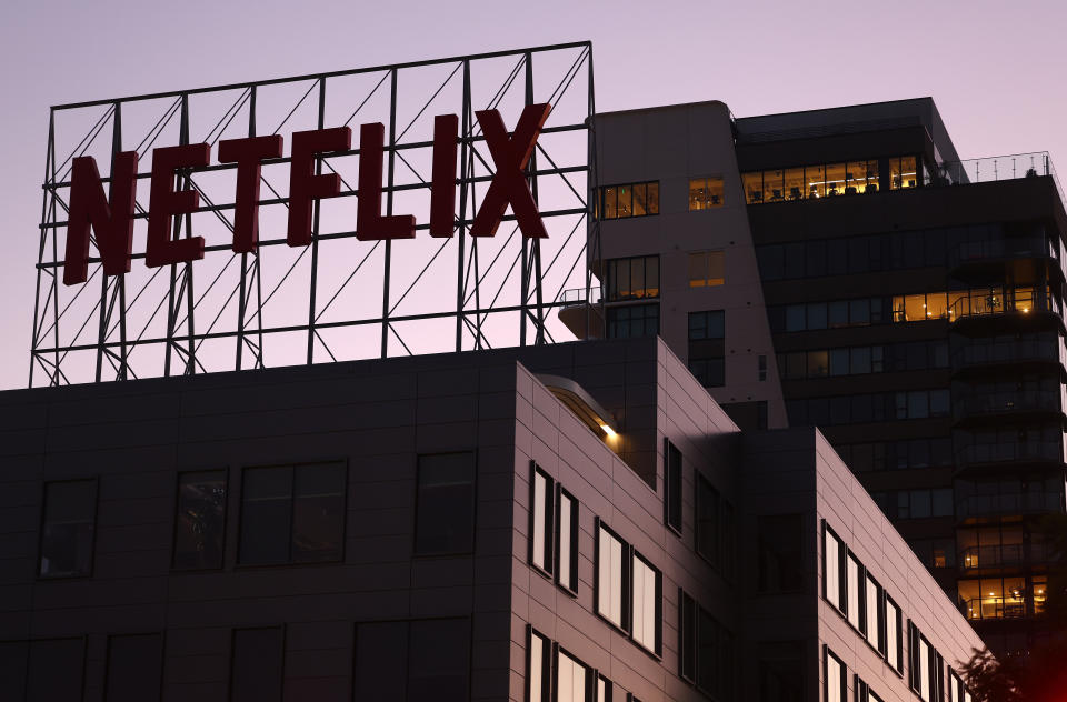 LOS ANGELES, CALIFORNIE - 25 SEPTEMBRE : le logo Netflix est affiché dans ses bureaux d'entreprise le 25 septembre 2023 à Los Angeles, Californie.  Hollywood attend le vote final sur un accord de principe entre plus de 11 000 membres de la Writers Guild of America et les studios hollywoodiens dans le cadre d'une grève des écrivains qui dure depuis près de 150 jours.  (Photo de Mario Tama/Getty Images)