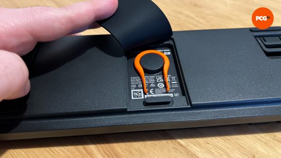 Une image de l'extracteur de clé dissimulé dans le steelseries apex pro mini