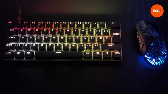 Une image du Steelseries Apex Pro Mini éclairée à côté de l'Aerox 9 Wireless