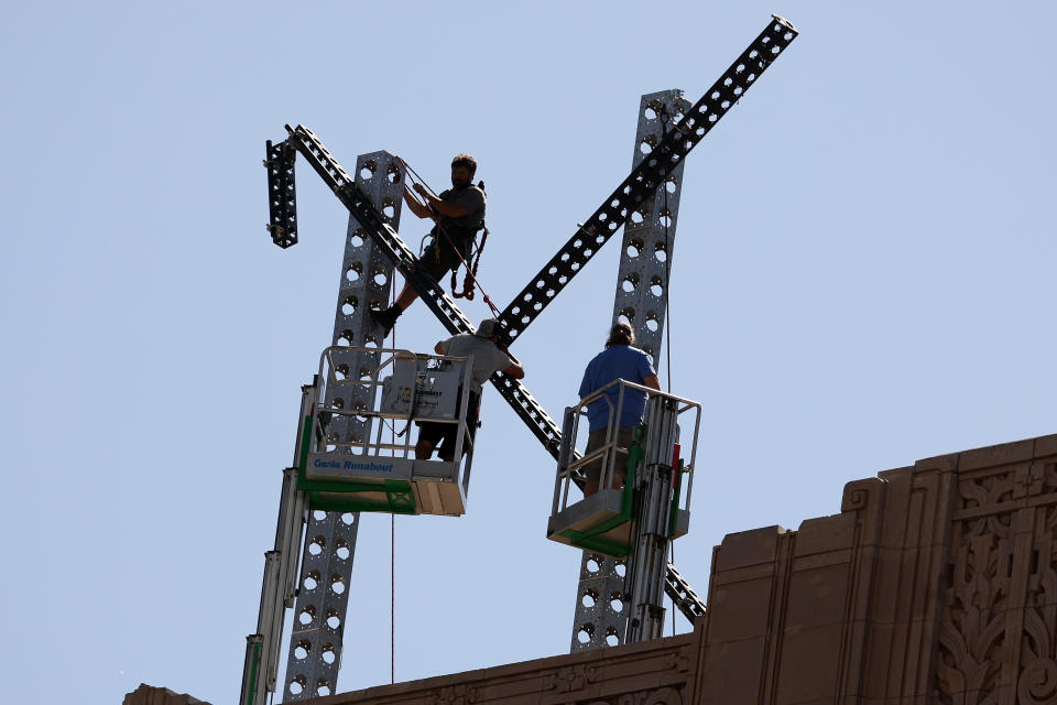 SAN FRANCISCO, CALIFORNIE - 31 JUILLET : les travailleurs se préparent à démonter un grand logo X sur le toit du siège social de X le 31 juillet 2023 à San Francisco, Californie.  Un peu plus de 48 heures après l'installation d'un grand logo X avec des lumières vives et pulsantes sur le toit du siège social de X à San Francisco, les ouvriers ont démonté la structure lundi matin.  La ville de San Francisco a porté plainte et lancé une enquête sur la structure et les habitants des immeubles voisins se sont plaints des lumières stroboscopiques lumineuses du panneau.  (Photo de Justin Sullivan/Getty Images)