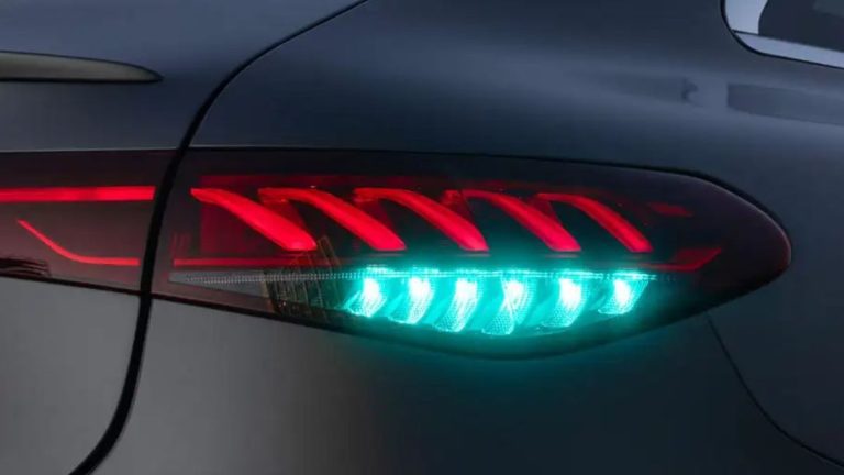 Mercedes ajoute des lumières turquoise aux voitures qui se conduisent seules – voici pourquoi