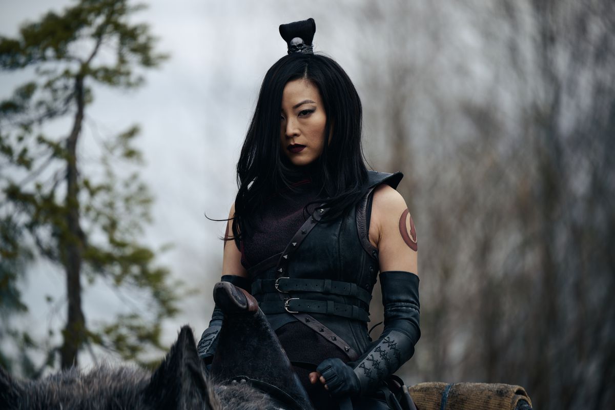 Arden Cho dans le rôle de June, la chasseuse de primes, comme on le voit dans le live-action Avatar : Le dernier maître de l'air