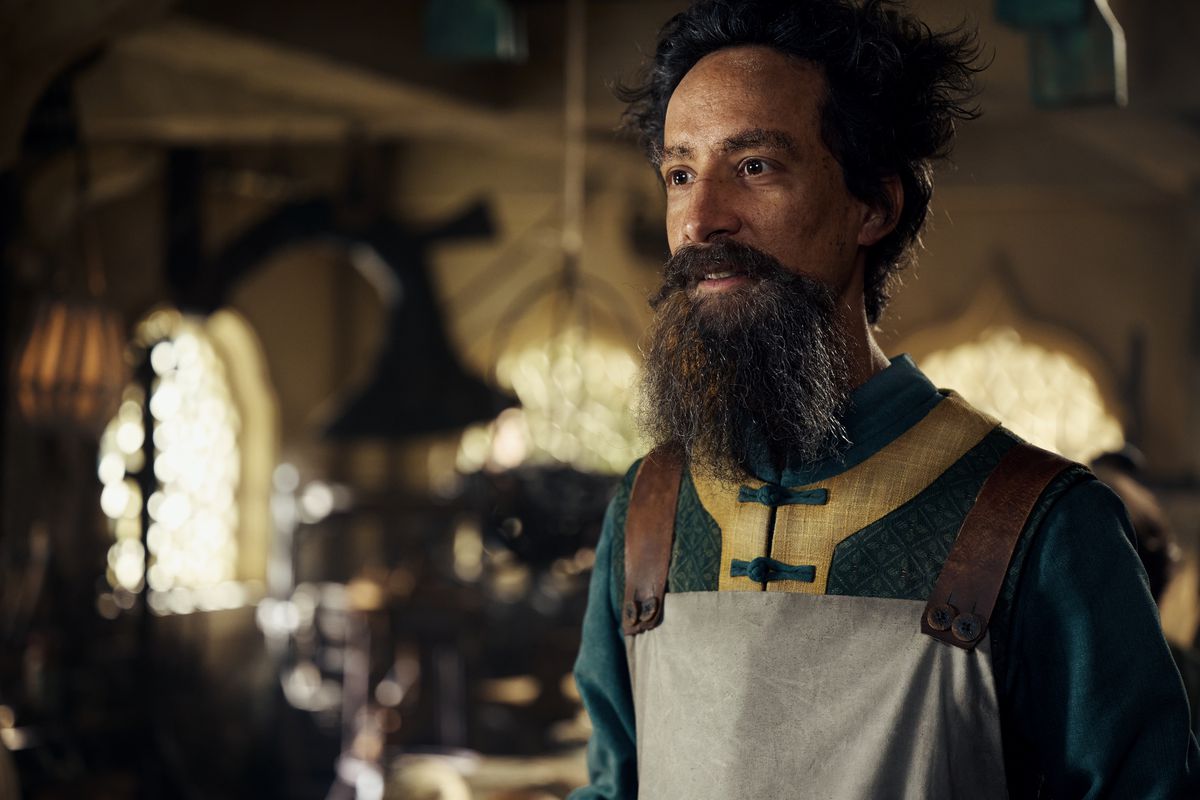 Danny Pudi dans le rôle du mécaniste, un inventeur excentrique dans le live-action Avatar : le dernier maître de l'air